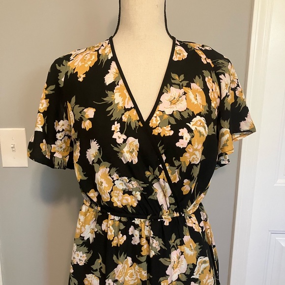 Black jumpsuit with yellow flowers - Picture 8 of 12